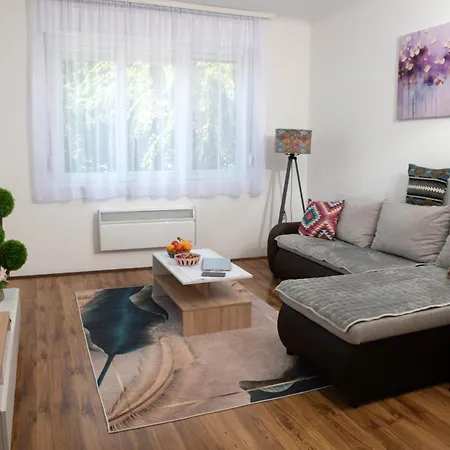 Nadahome Sombor's Retreat - With Fast Wifi And Free Parking Apartment