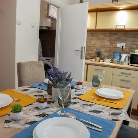 Nadahome Sombor's Retreat - With Fast Wifi And Free Parking *