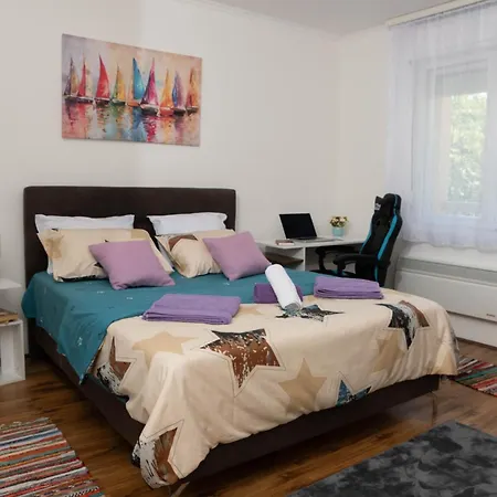Nadahome Sombor's Retreat - With Fast Wifi And Free Parking Sombor