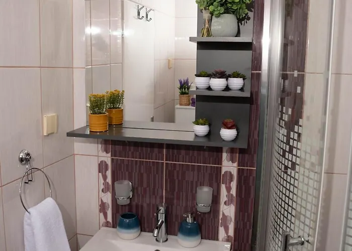 Nadahome - With Fast Wifi And Free Parking